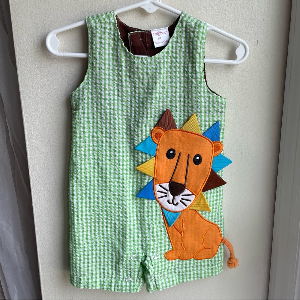 CRE8IONS GREEN SEERSUCKER LION APPLIQUE ACCENT ROMPER BABY SIZE 6 MONTHS